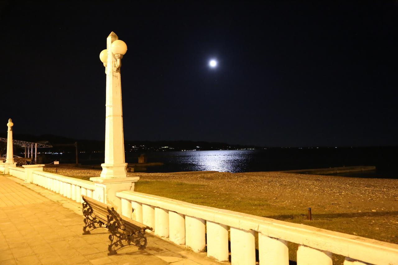Dem Hotel Sukhumi Exteriör bild